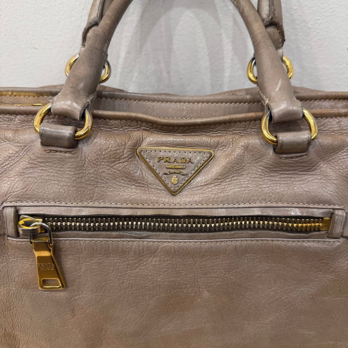 프라다 비텔로 다이노 레더 토트백 삼각 메탈 로고 플레이트 디테일 베이지 상품이미지5