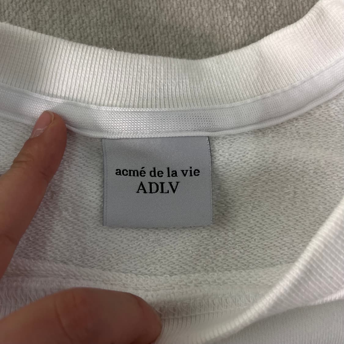 100 아크메드라비 화이트 맨투맨 상품이미지4