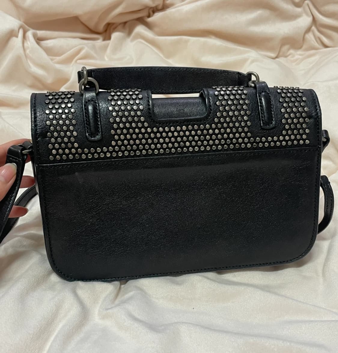생로랑 블랙 스터드 레더 숄더백 상품이미지6