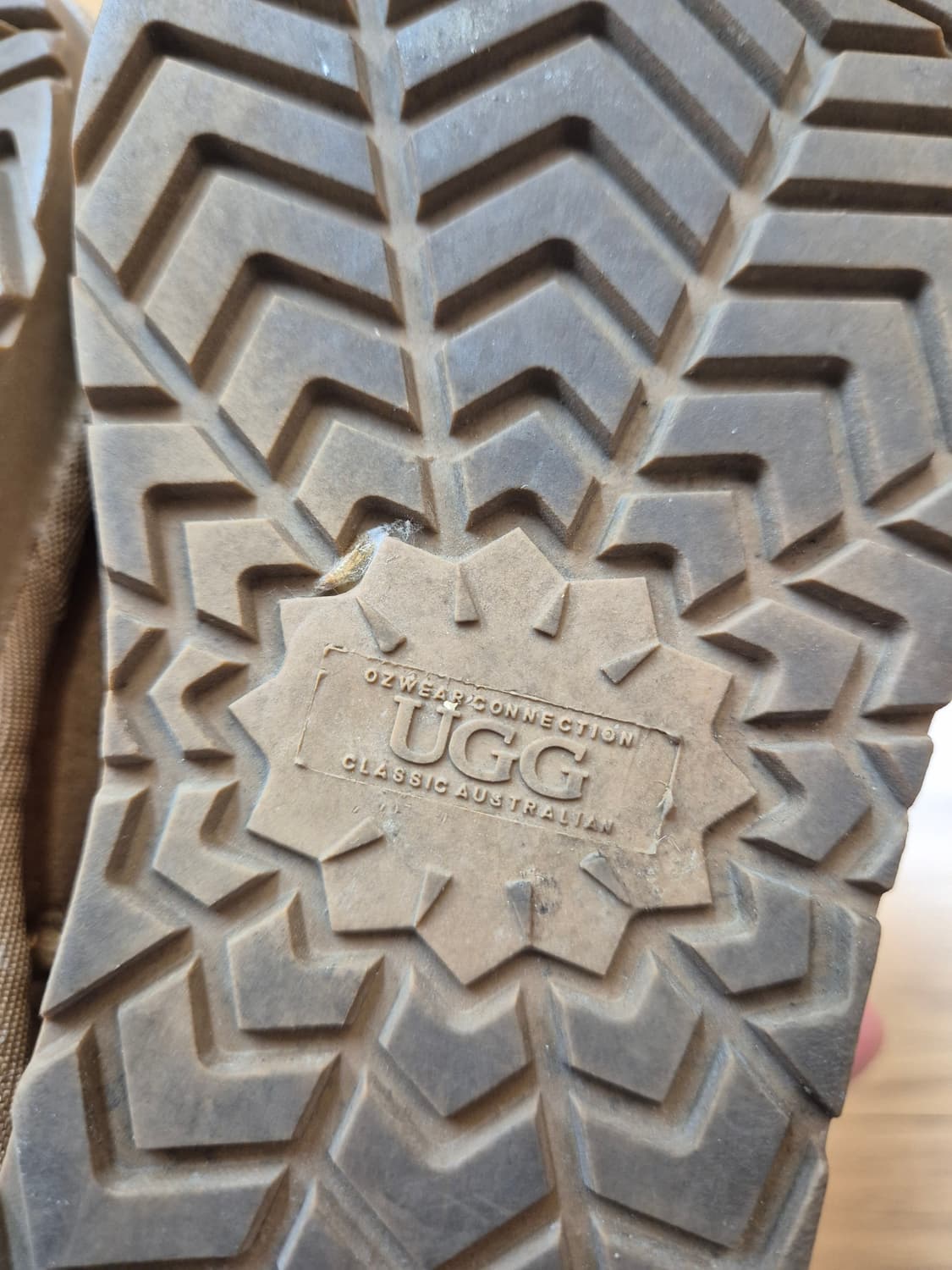 UGG 키즈 어그 부츠 판매합니다. 
브라운 색상에 털 안감으로 되어있어 상품이미지7