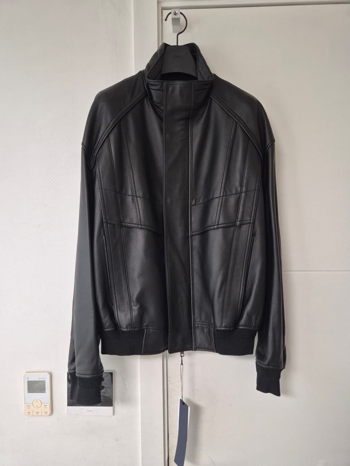 준지 24fw 279 하이넥 레더 블루종 46 상품이미지1