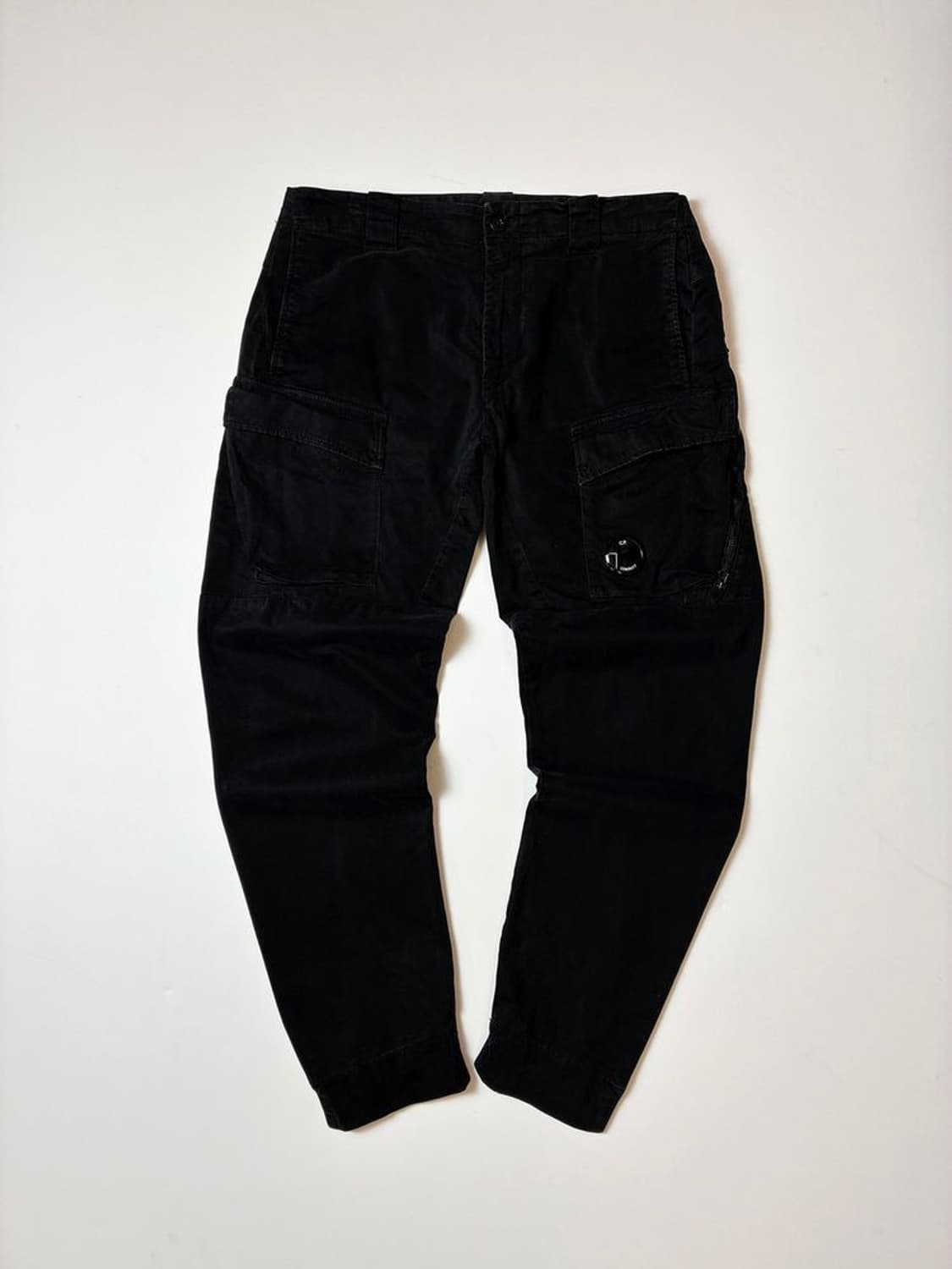 cp컴퍼니 22ss 가먼트다이 스트레치 새틴 렌즈 카고 팬츠 PN8519 상품이미지1