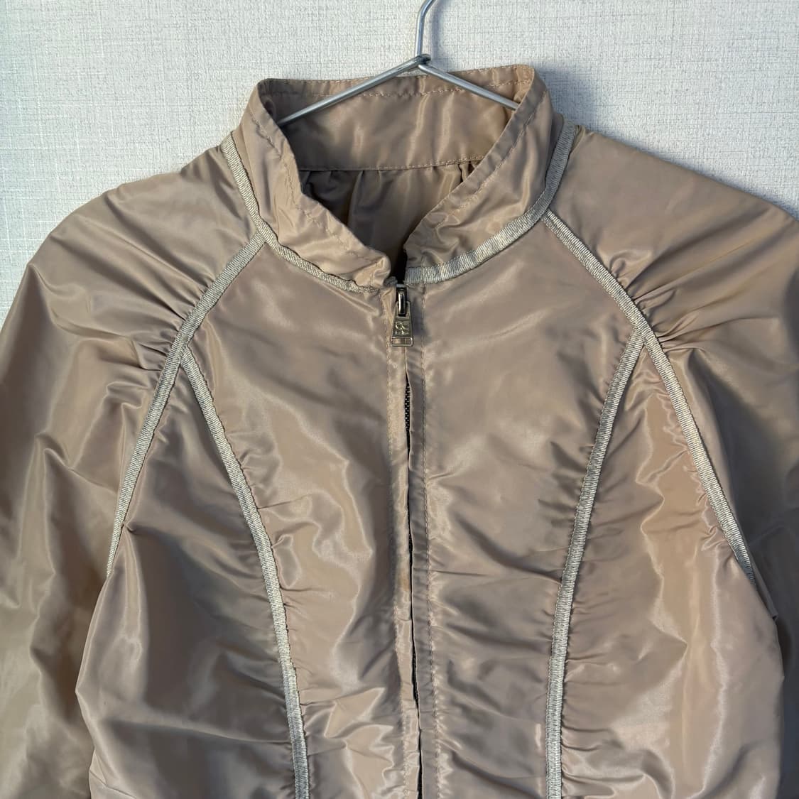 Beige nylon shirred jacket 상품이미지2
