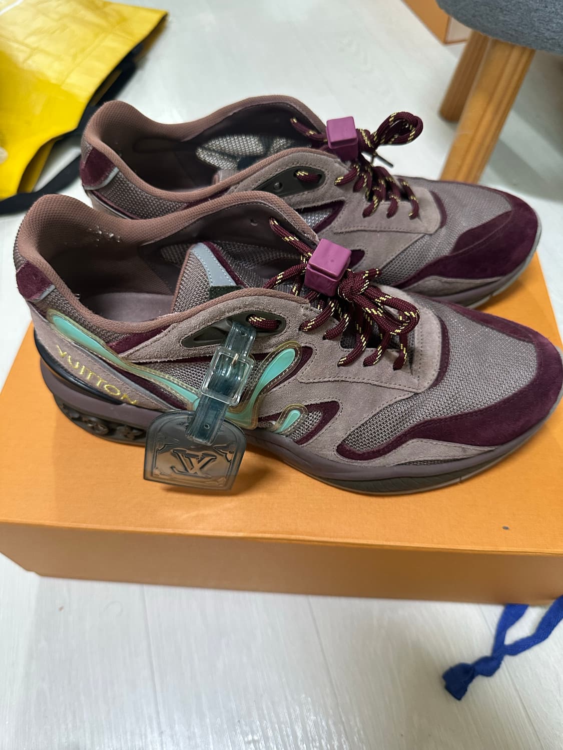 [6] 루이비통 20SS 메인컬렉션 블루 네임택 스니커즈 버건디 상품이미지5