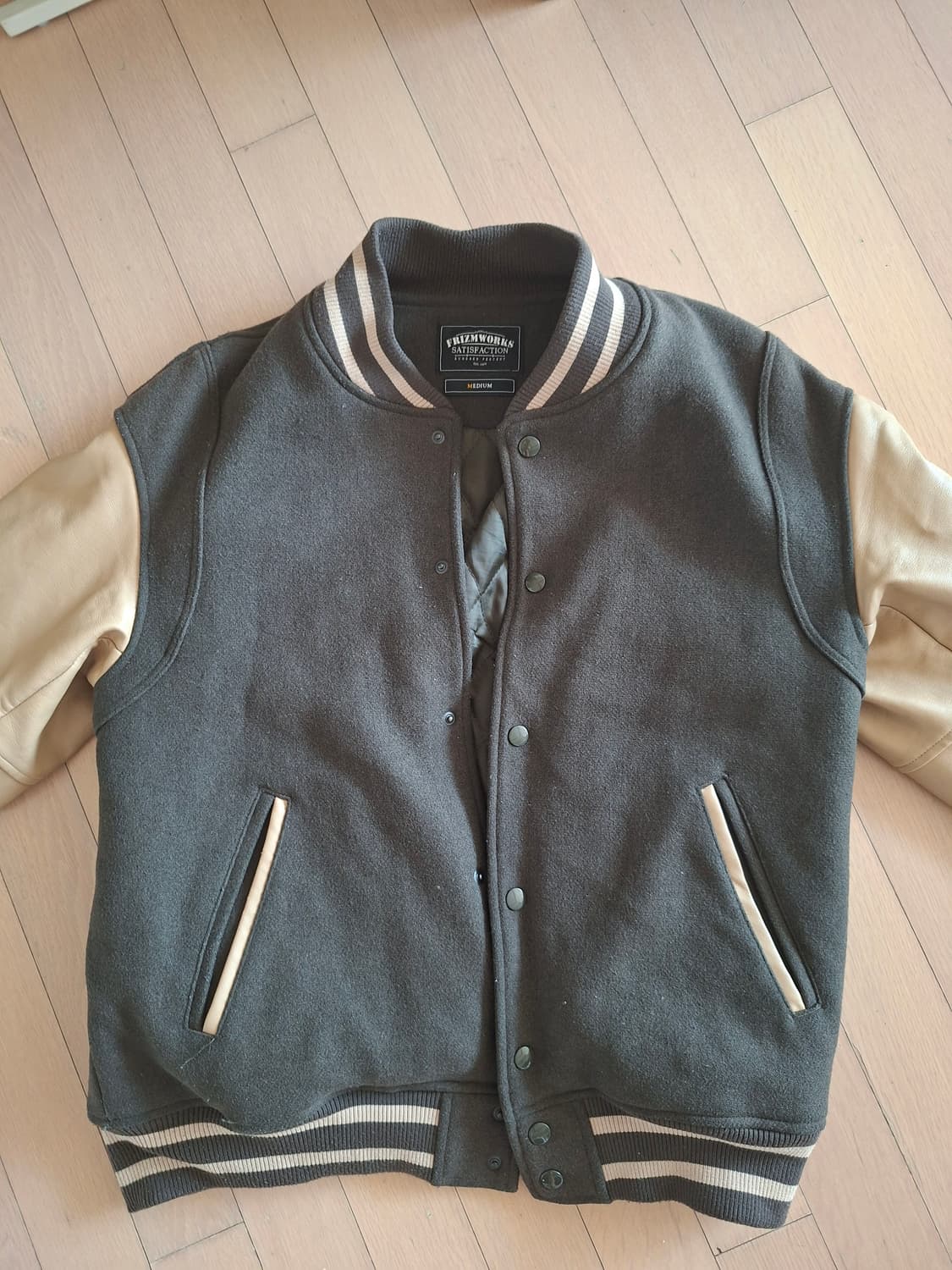 프리즘 웍스 바시티자켓입니다. 상품이미지2