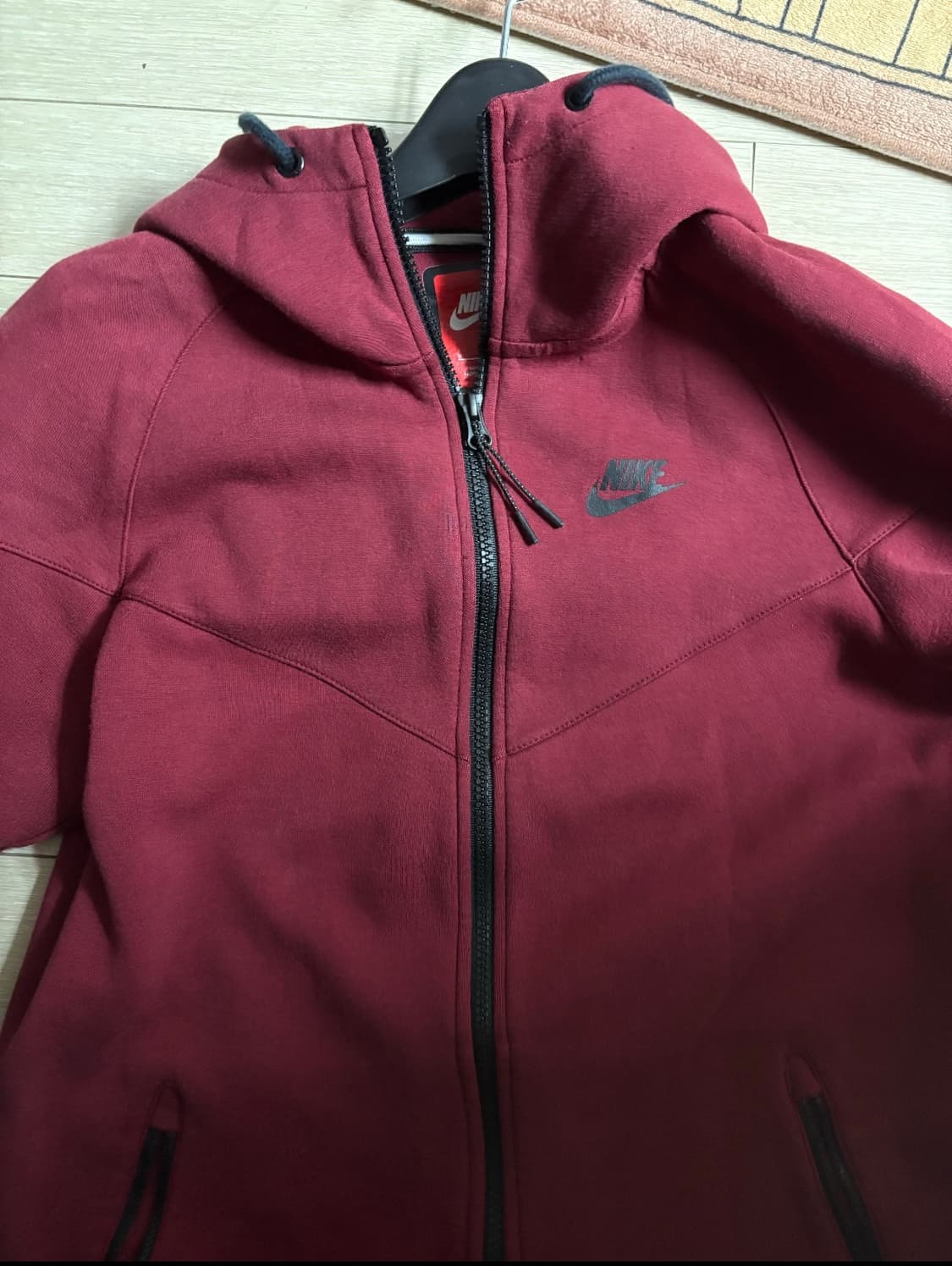 라이즈 소희착용 나이키 테크팩 버건디 후드집업 상품이미지1