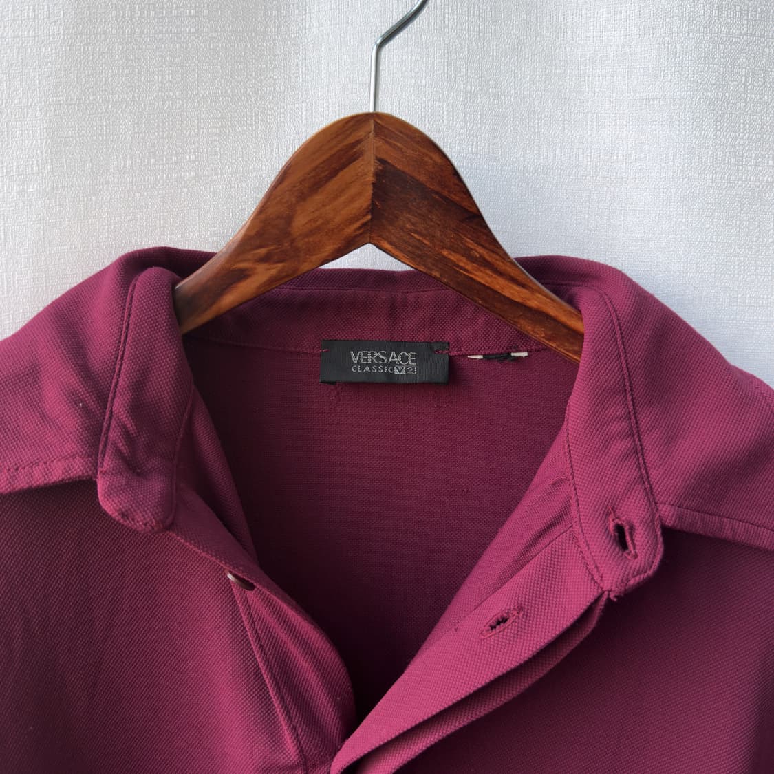 베르사체 클래식 V2 로고 자수 금장 버튼 셔츠 버건디 상품이미지6