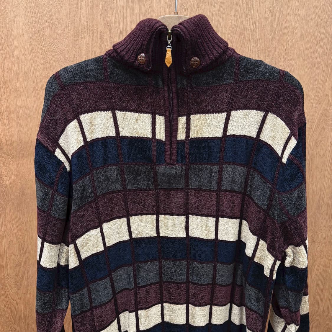 벨 잔느 하프 집업 터틀넥 긴팔 니트 클래식 체크 패턴 디테일 버건디 상품이미지4