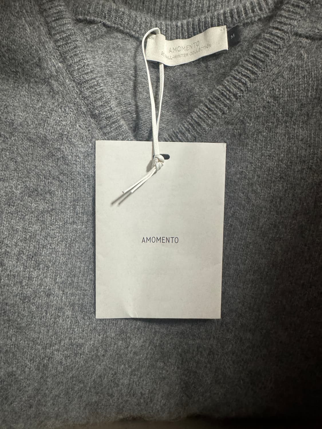 아모멘토 25FW 라쿤 브이넥 니트 M 그레이 상품이미지2