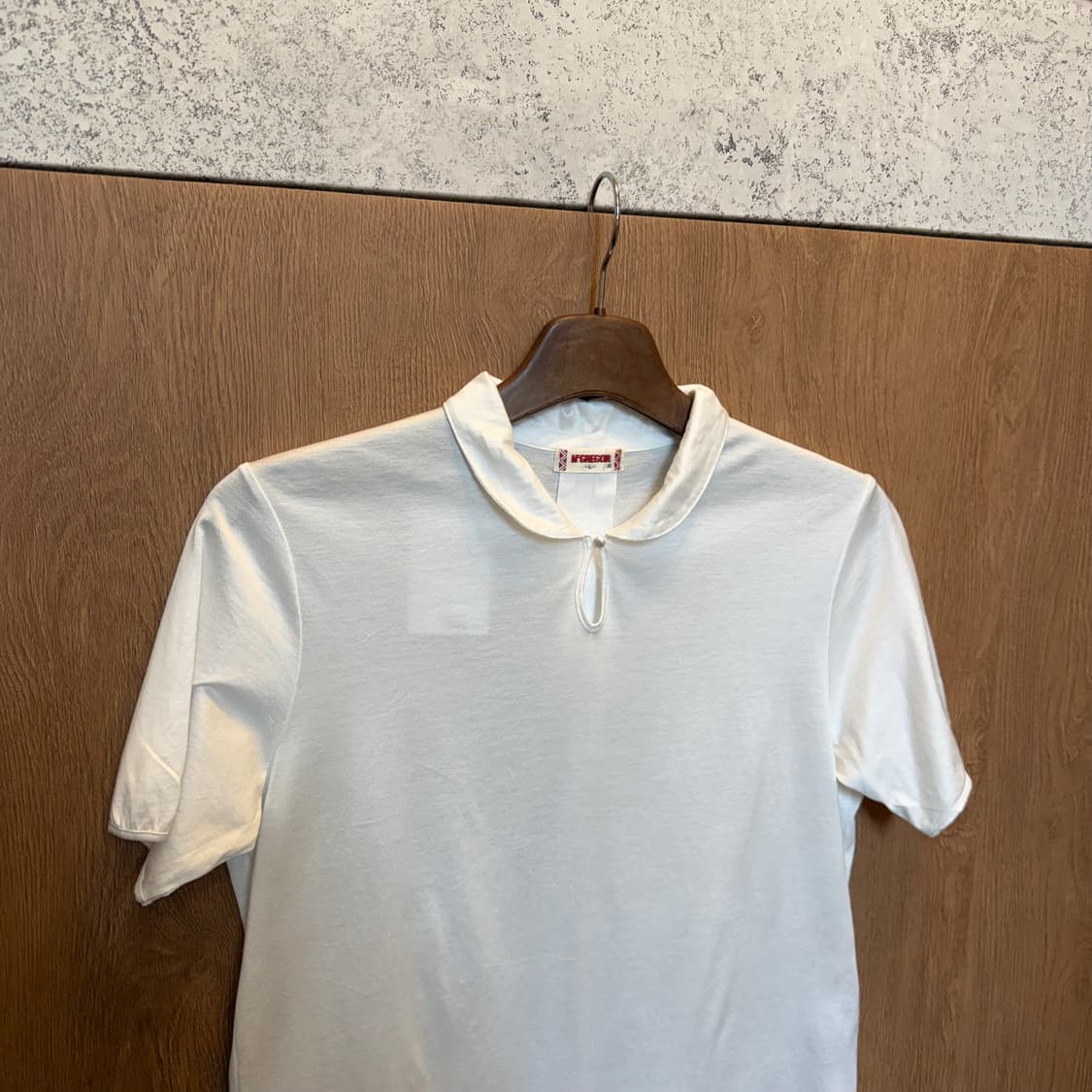 맥그리거 반팔 티셔츠 라운드 카라 키홀 버튼 로고 자수 디테일 화이트 상품이미지3