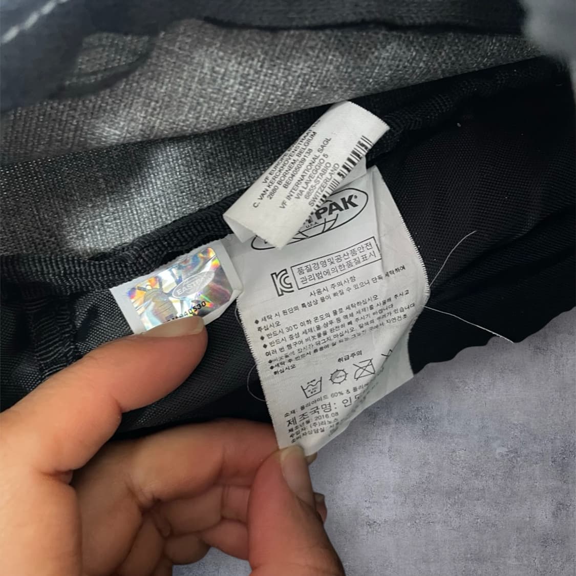 이스트팩 Eastpak 그레이 에그웜 백팩 상품이미지8