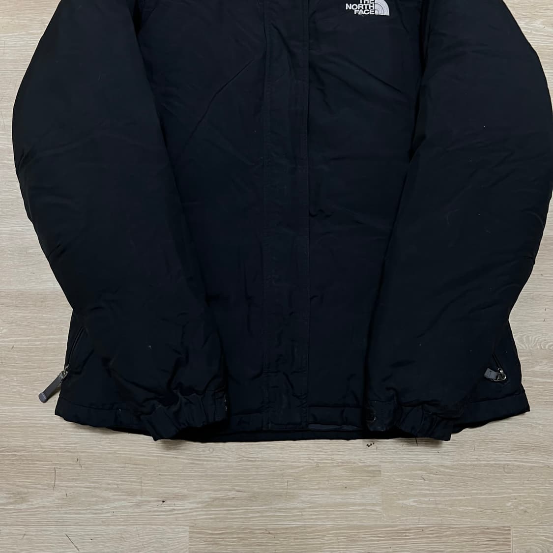 노스페이스 여성 구스다운 자수 로고 후드 패딩 점퍼 [블랙] L/90 상품이미지3