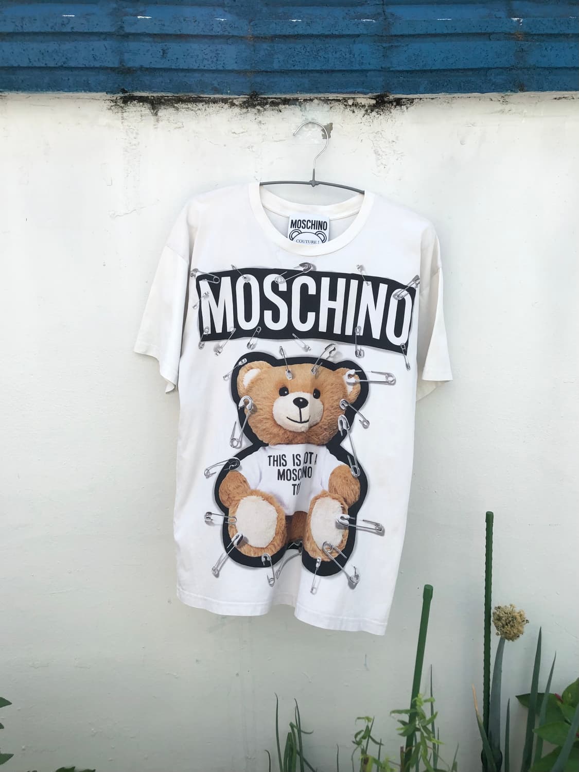 Moschino Safety Pin Teddy T-shirt 상품이미지1