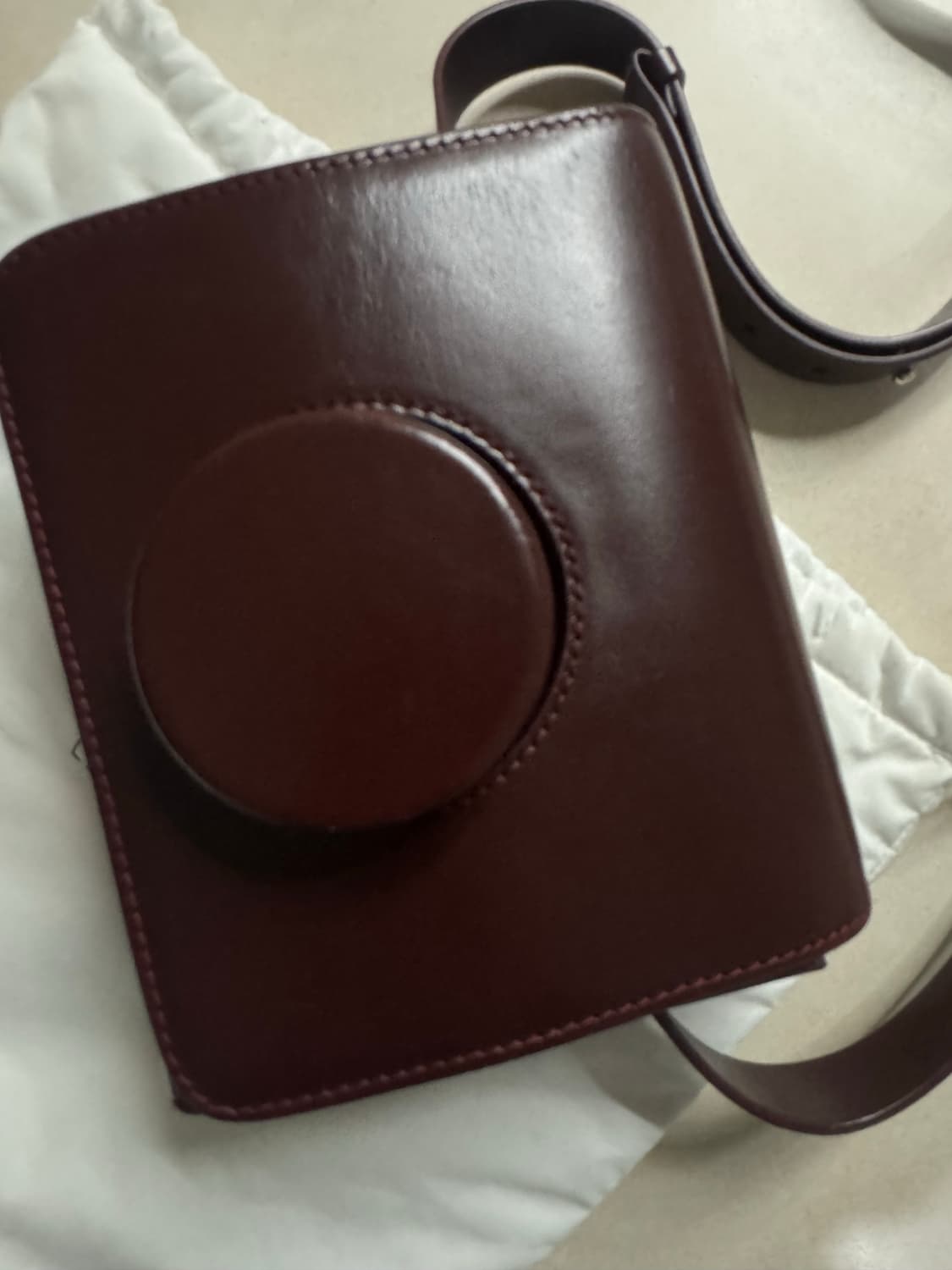 르메르 카메라백 베지터블 탠 레더 체리 마호가니 미듐 사이즈 상품이미지4