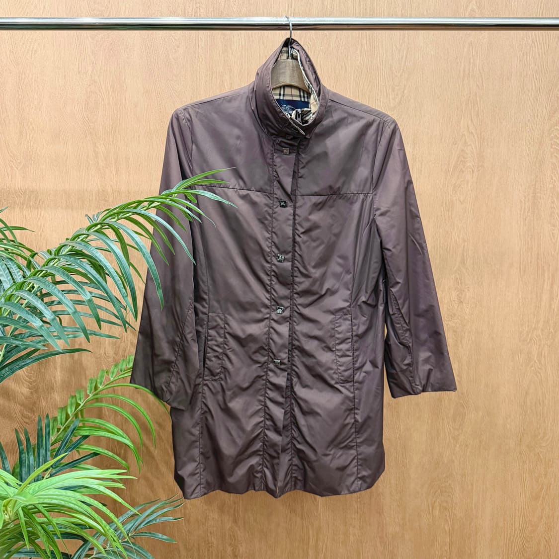 버버리 런던 경량 패딩 코트 로고 각인 버튼 디테일 레귤러핏 브라운 상품이미지1