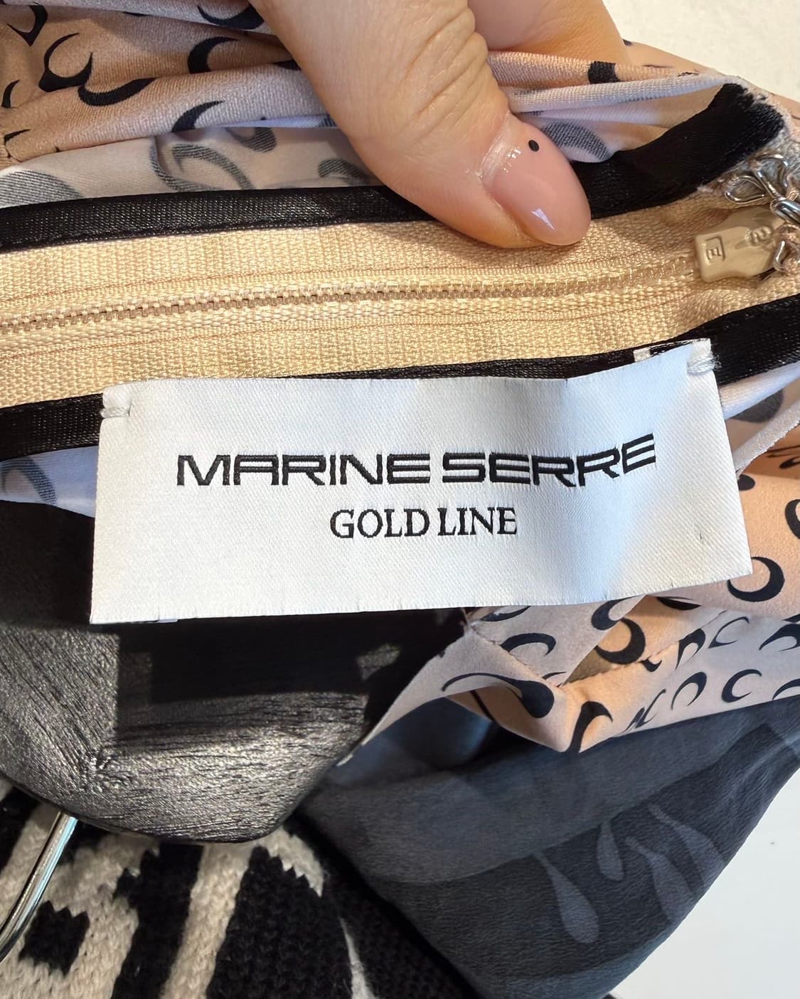 마린세르 골드라인 베이지 차콜 실크 랩 탑  상품이미지8