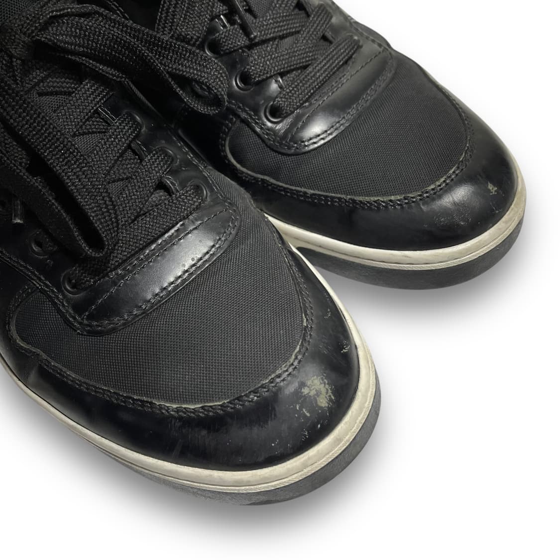 프라다 삼각 로고 로우 컷 레더 다크 스니커즈 상품이미지9