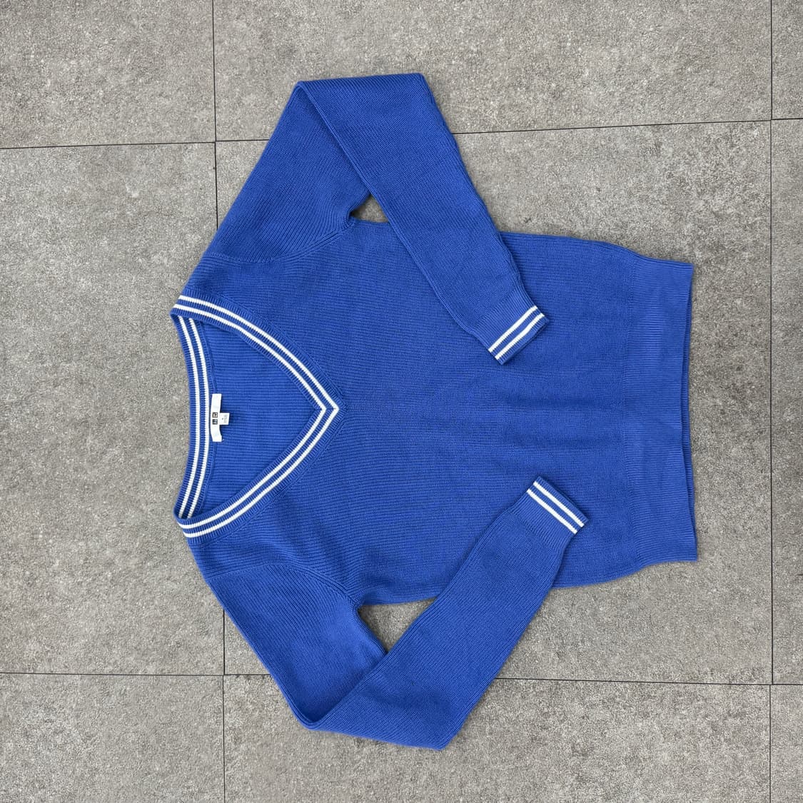 유니클로 브이넥 블루 니트티셔츠 상품이미지4