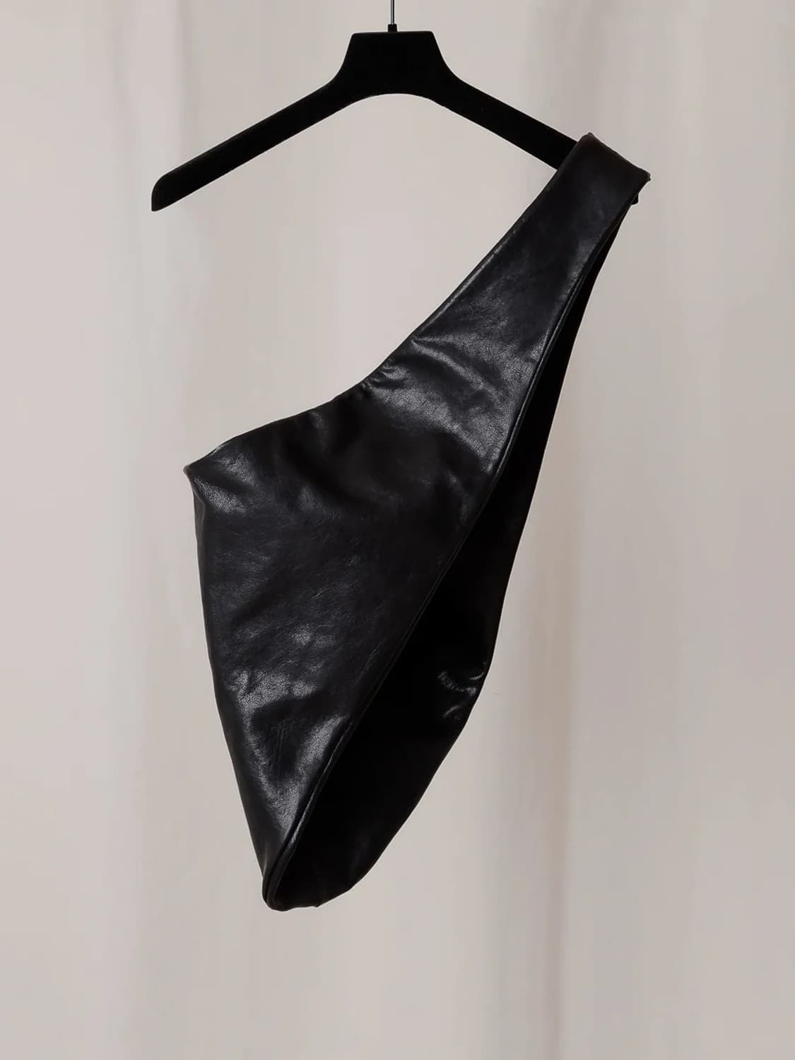 가브리엘라 콜 가먼츠 no.250 레더 크로스백 블랙 상품이미지1