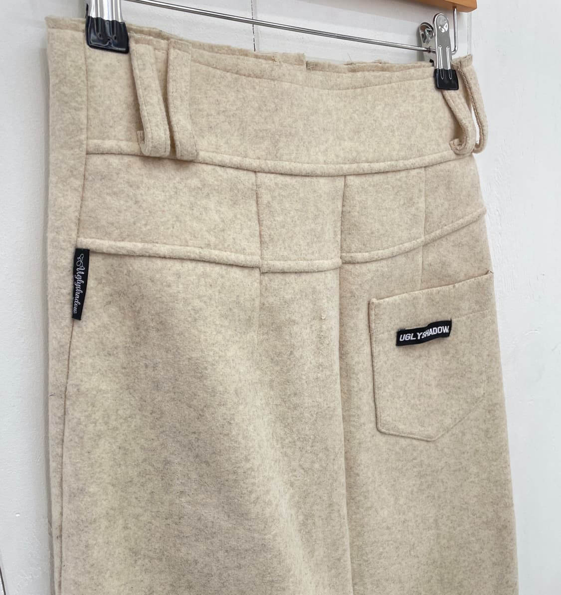 어글리쉐도우(UGLYSHADOW) 백포켓 뒷트임 롱 스커트 오트밀 상품이미지5