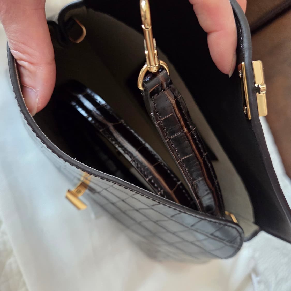 토템(TOTEME) 티락 클러치 다크브라운 상품이미지3