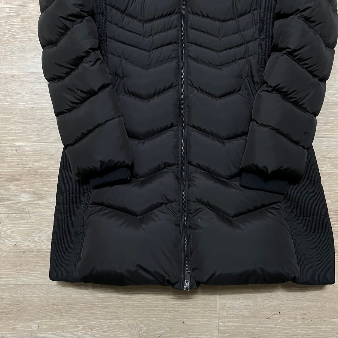 게스 여성 덕다운 와펜 쉐브론 롱패딩 점퍼 [블랙] S/90 상품이미지3