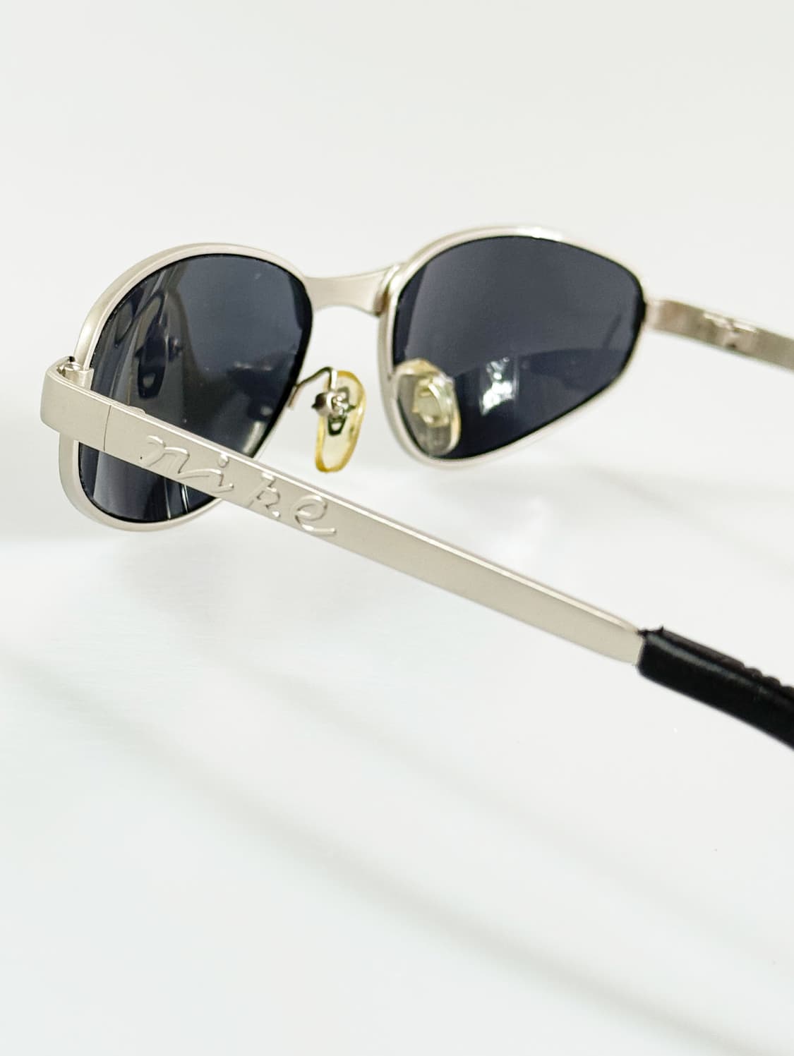 나이키 실버 메탈릭 오벌 프레임 빈티지 선글라스 상품이미지4