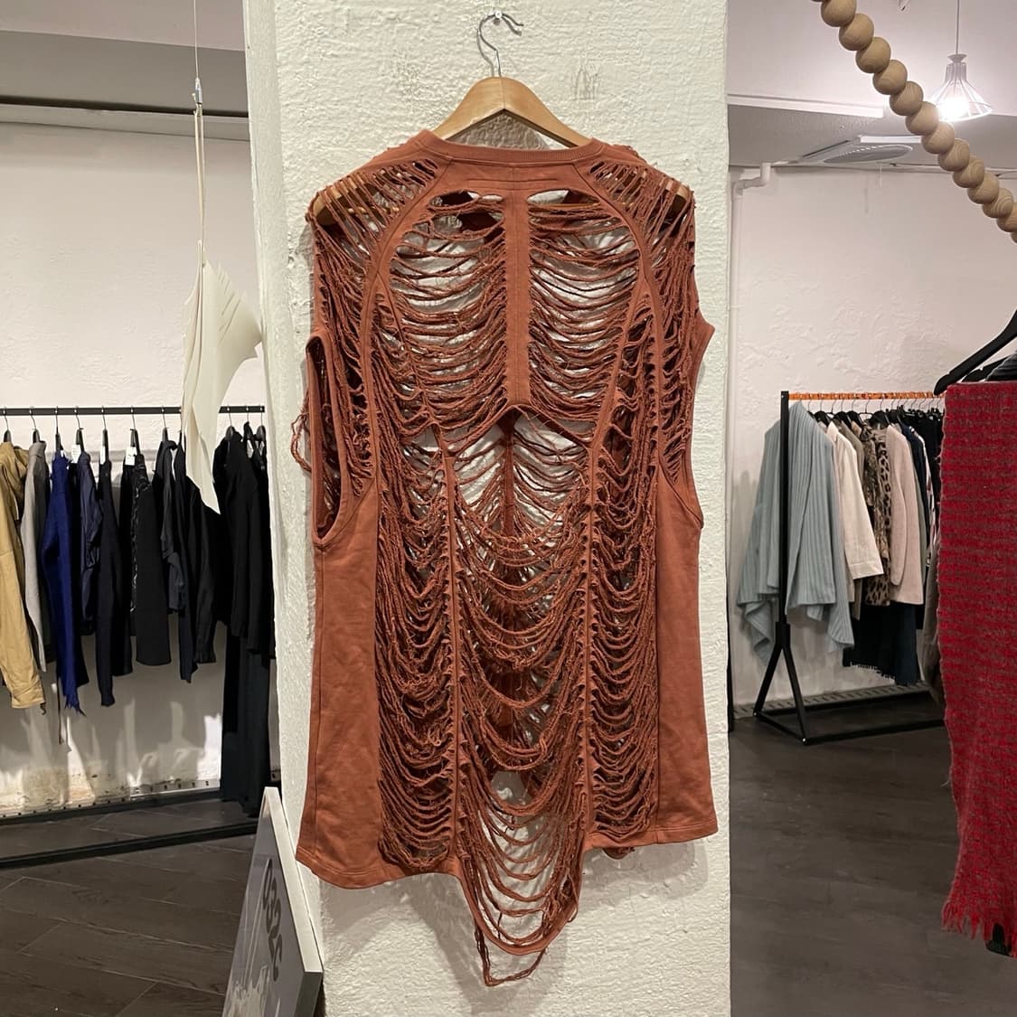 율리우스 디스트레스드 슬리브리스 탑 상품이미지3