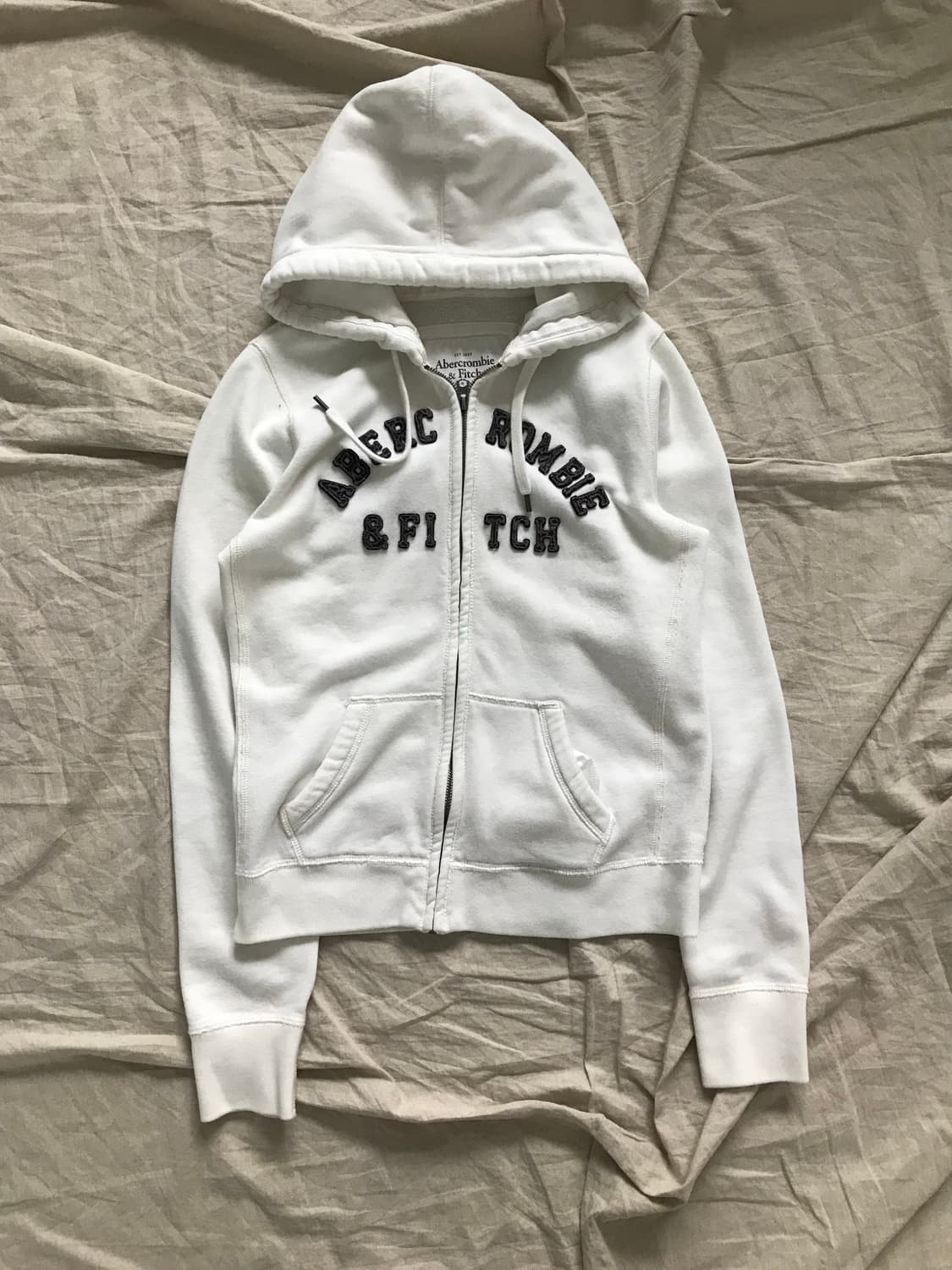 아베크롬비 중앙 자수 로고 화이트 후드집업 상품이미지5