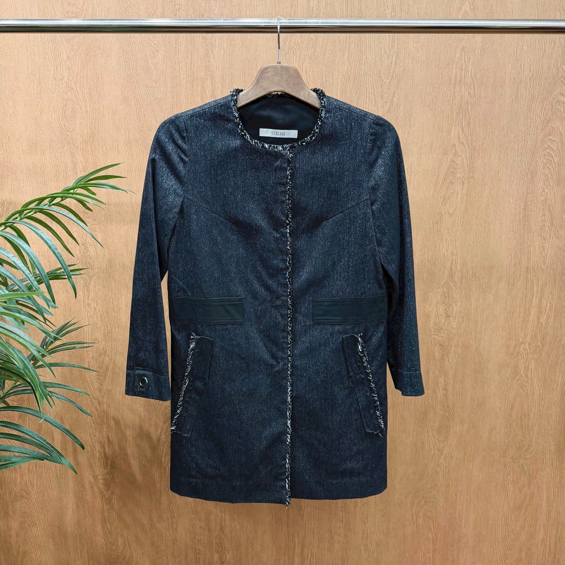 르베이지 롱 자켓 노카라 프레이드 트리밍 디테일 레귤러핏 블랙 상품이미지1