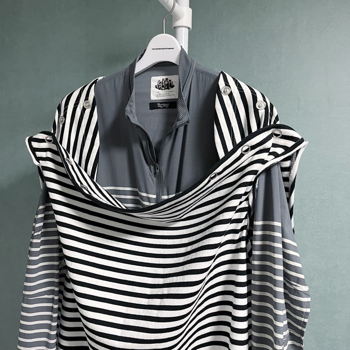 타카히로미야시타 숄더버튼 보트넥 슬리브리스 상품이미지4