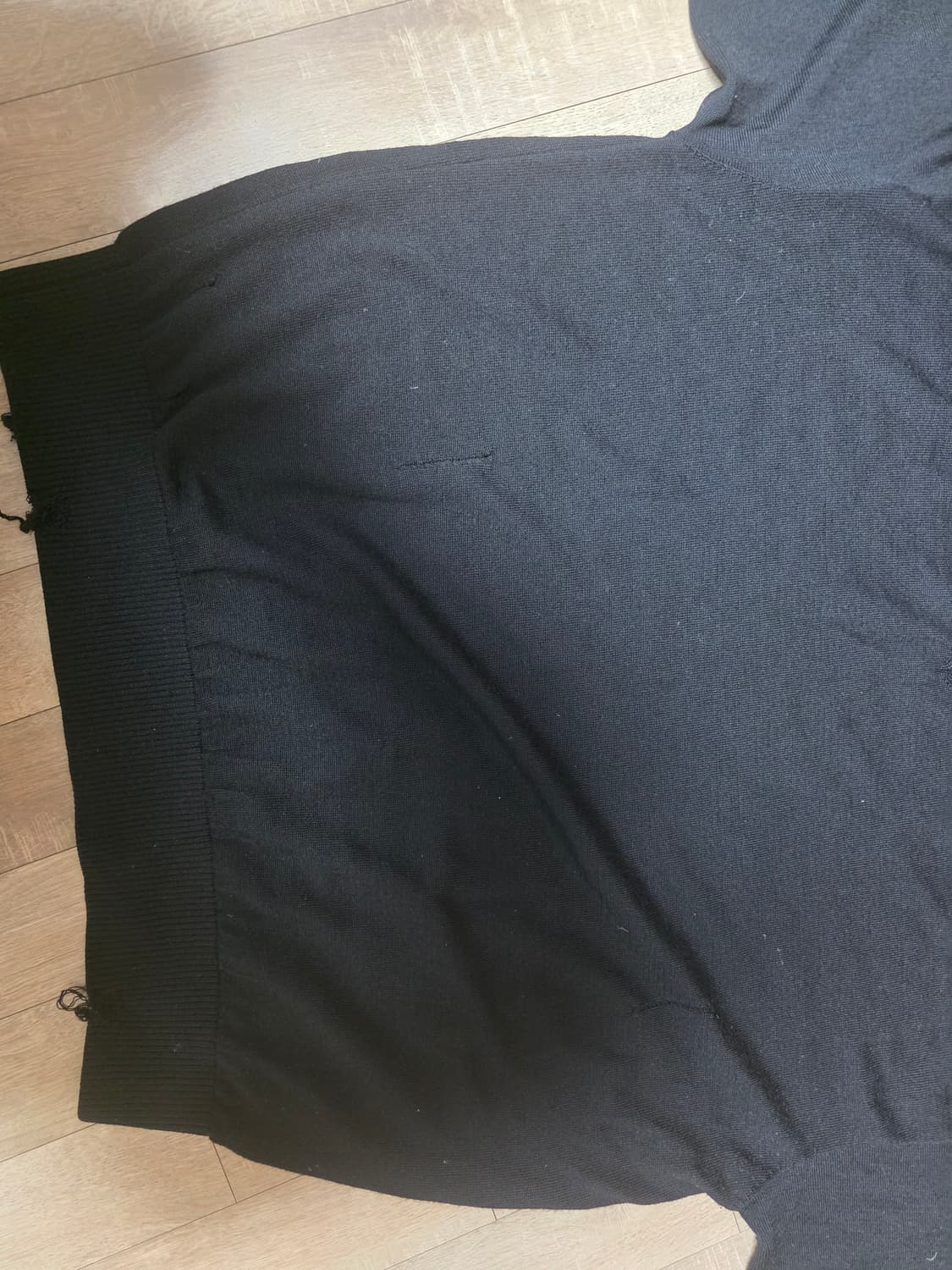 폴리테루 데미지드 브이넥 니트 블랙 4사이즈 상품이미지5