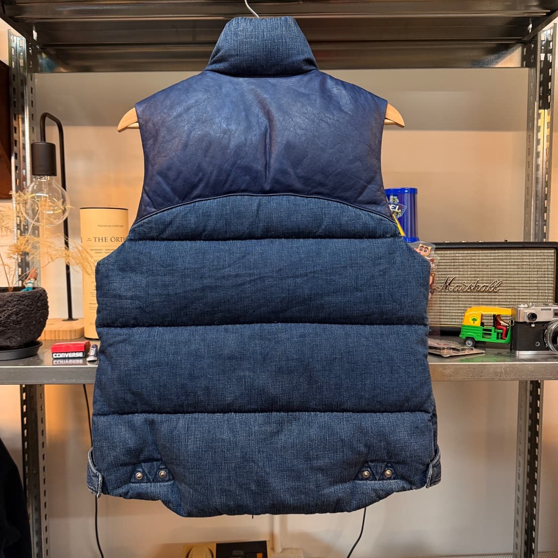 레미 릴리프 빔즈 별주 모델 인디고 소가죽 염색 다운 페더 데님 베스트 상품이미지4