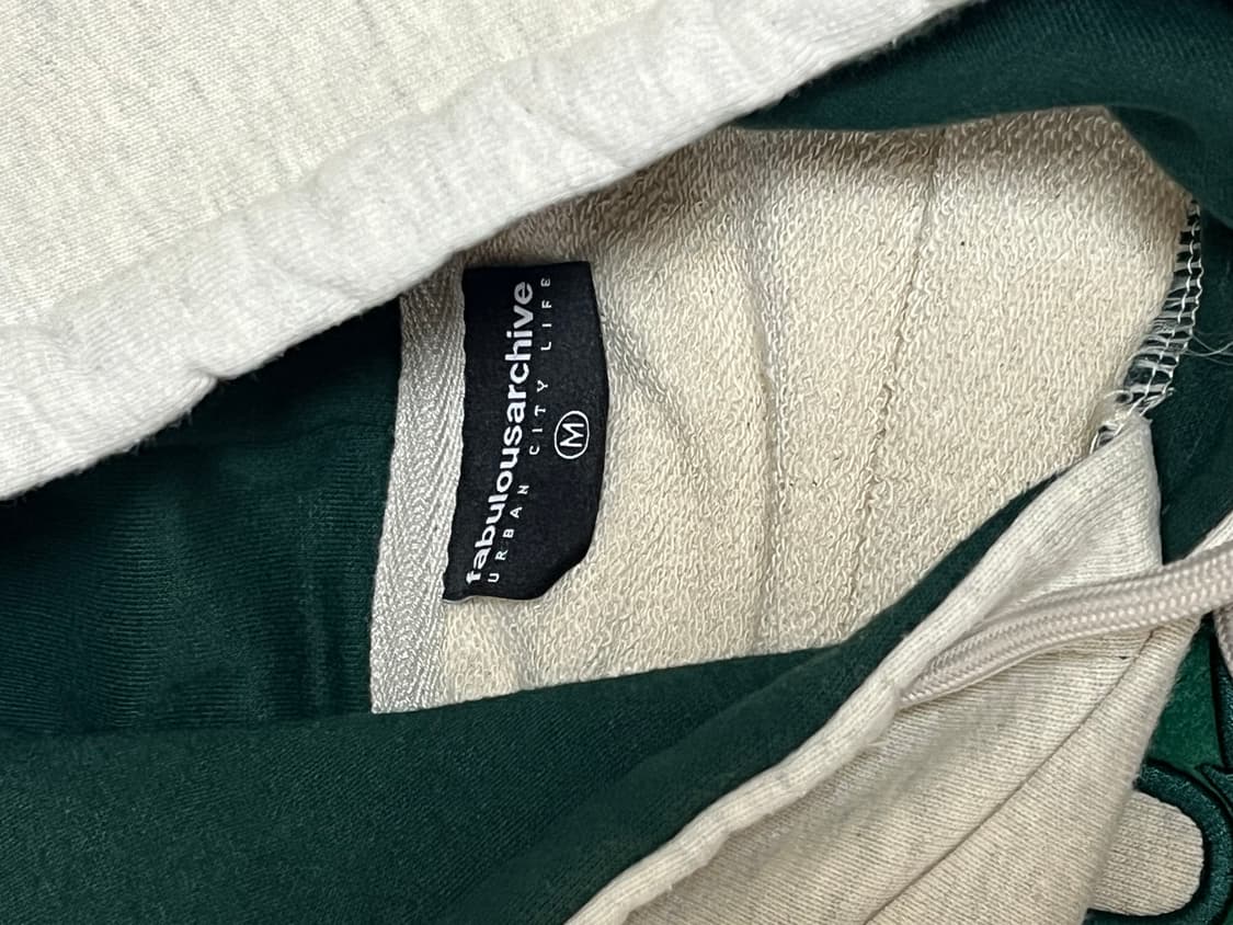 라 메종 스튜디오 우먼즈 크롭 베어프렌즈 엠보자수 후드 오트밀 상품이미지4