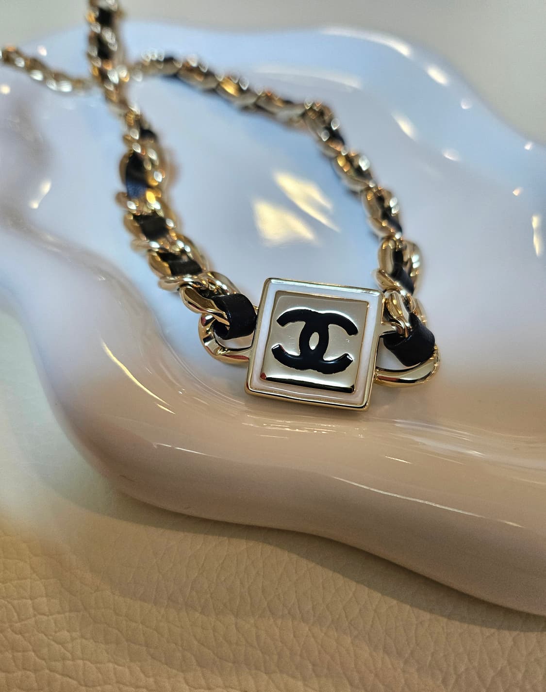 샤넬 CC로고 가죽 초커 목걸이 상품이미지3