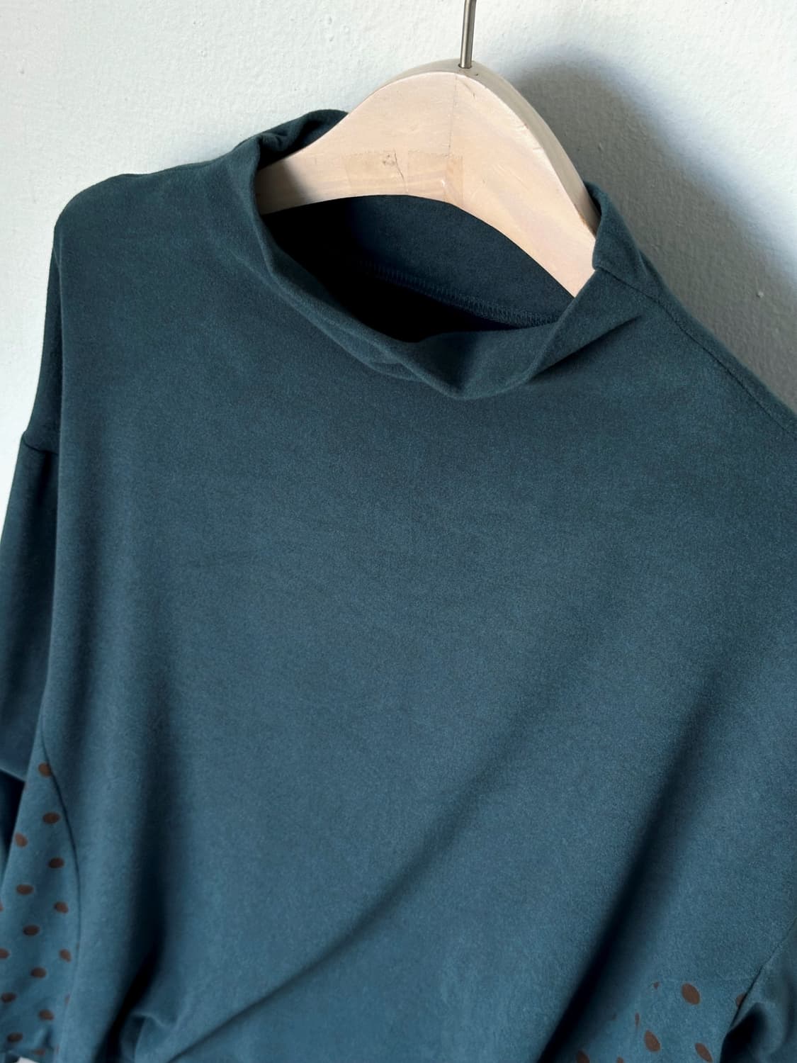 Stretched fabric panel design mock neck  상품이미지7