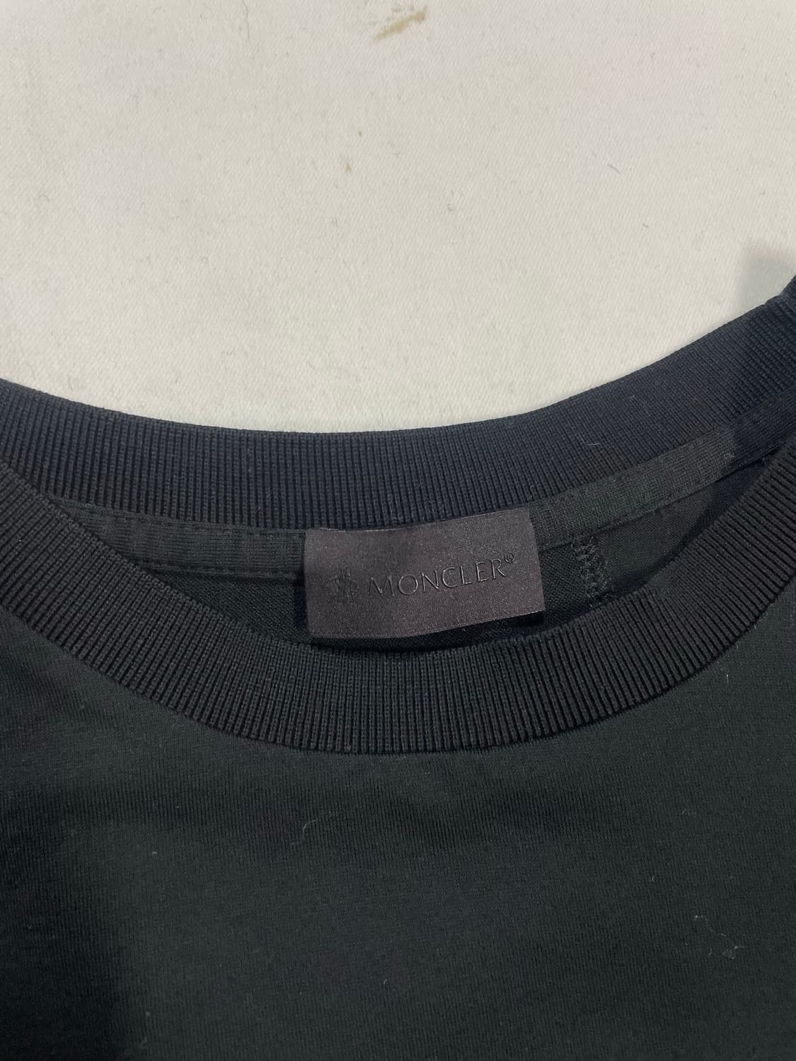 몽클레르 블랙와펜 버티칼 로고 티셔츠  상품이미지4