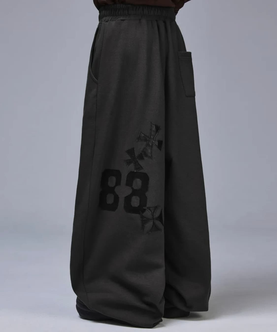 스켈리웩 88 크로스 백 패치 스웨트 팬츠 차콜 상품이미지1