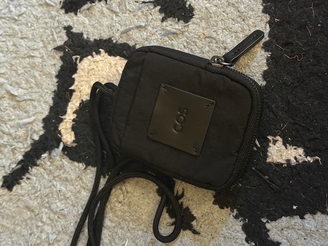 코스 미니 크로스바디 파우치 나일론 블랙 상품이미지1