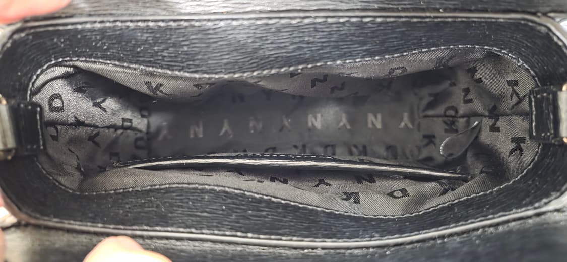 DKNY 블랙 크로스백 상품이미지3