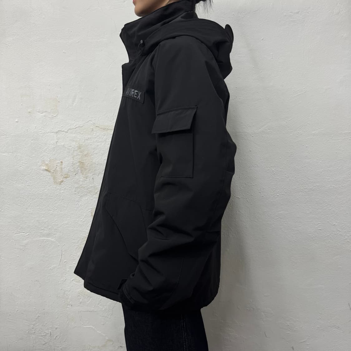 아비렉스(AVIREX) 블랙컬러 자수 네임라벨 2way 후드 패디드 파카 상품이미지2