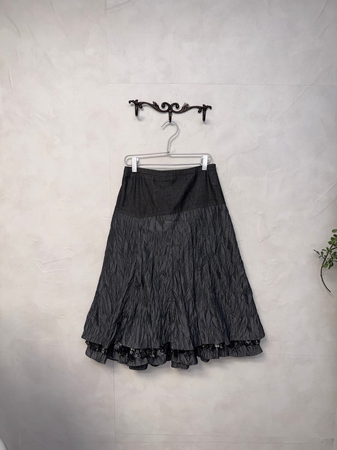 Charcoal floral lace layered pleated sk 상품이미지1