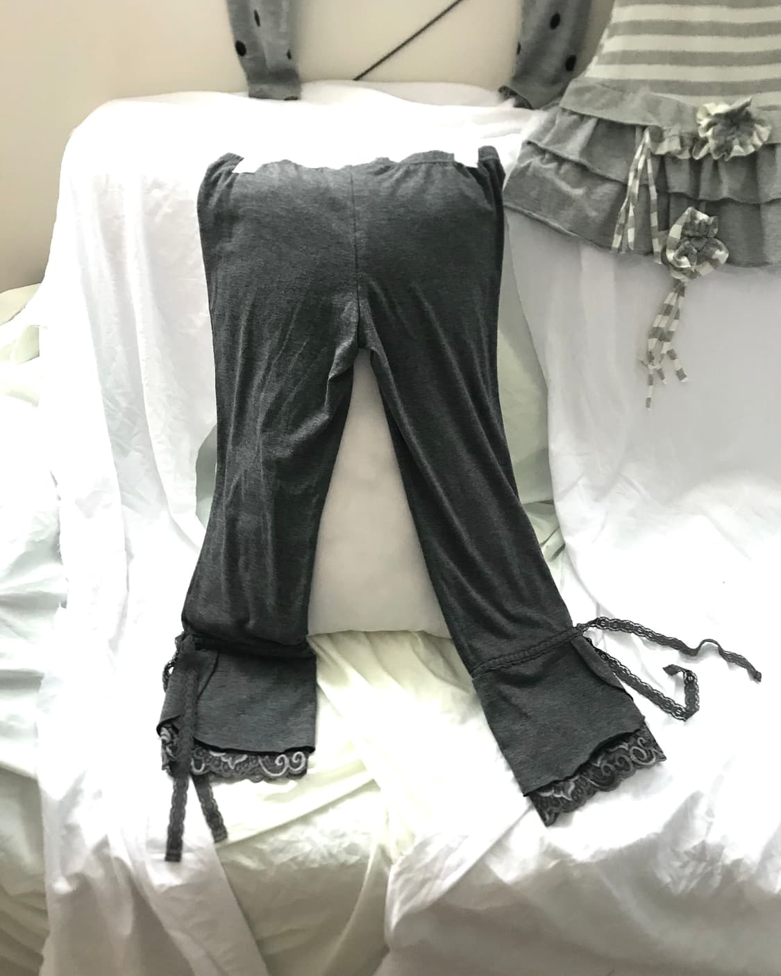 Charcoal tulip lace layered leggings 상품이미지2