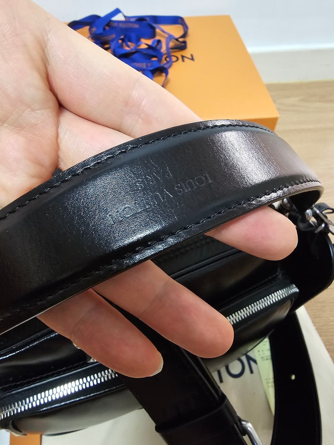 루이비통 쇼라인 퍼렐 한정판 원핸드 닐 토트 크로스백  상품이미지7