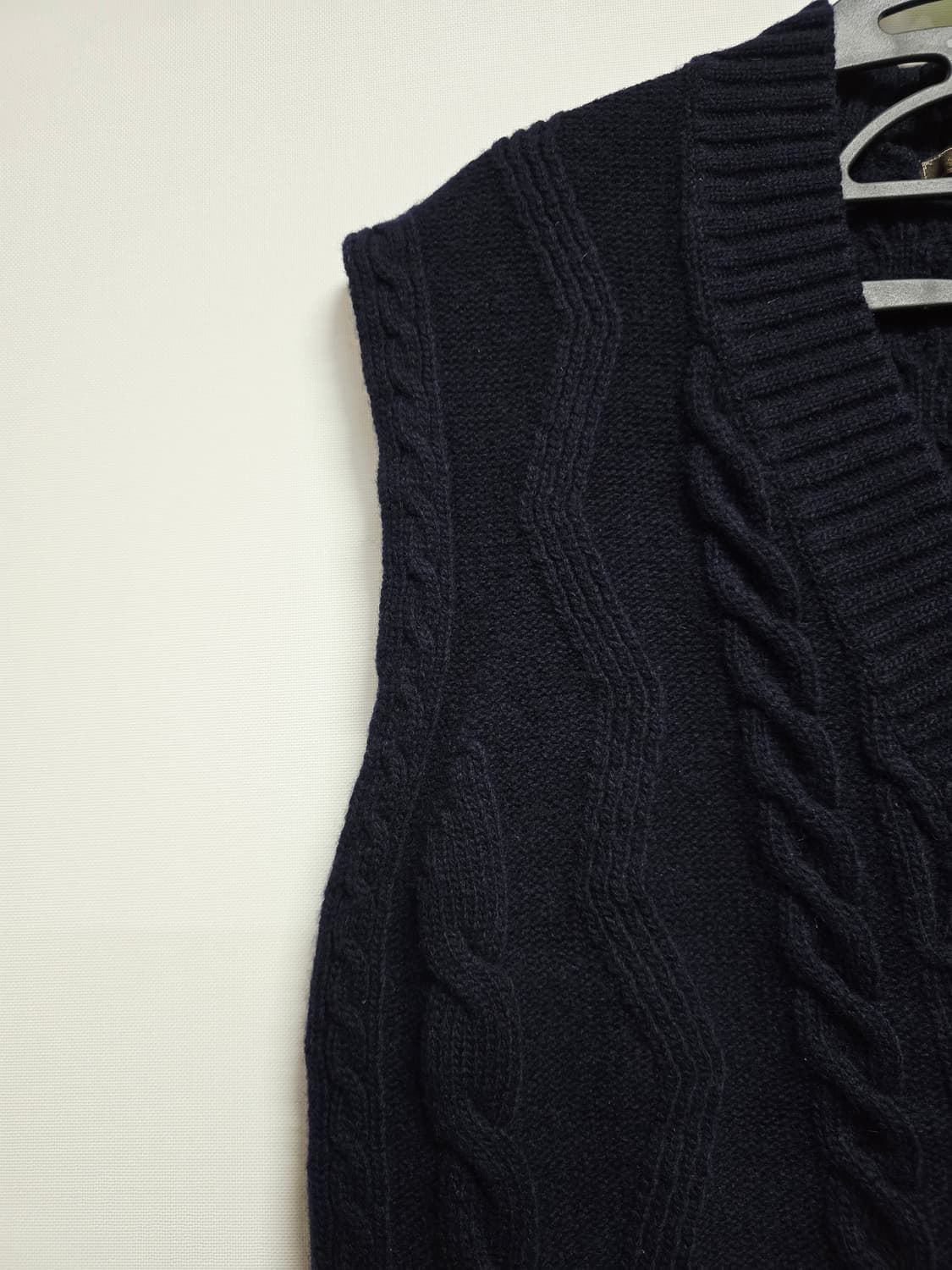 thurthday island 케이블 니트 조끼 네이비 상품이미지3