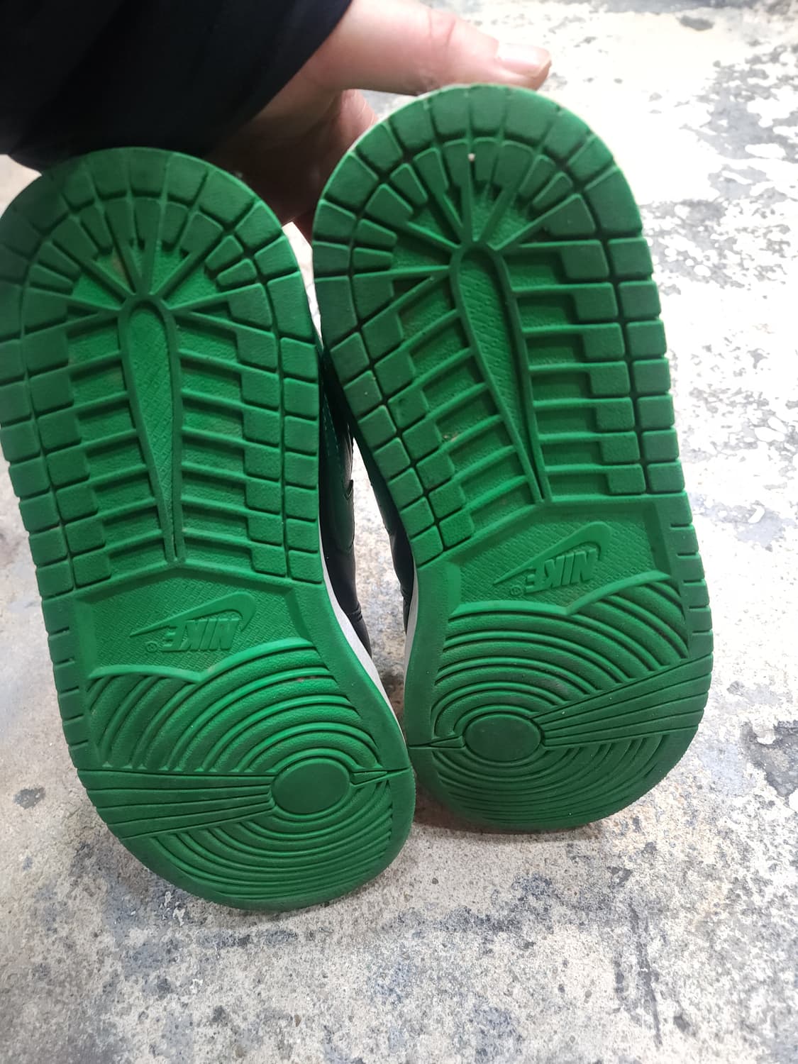 나이키 에어조던 1 로우 럭키그린 265mm

 상품이미지8