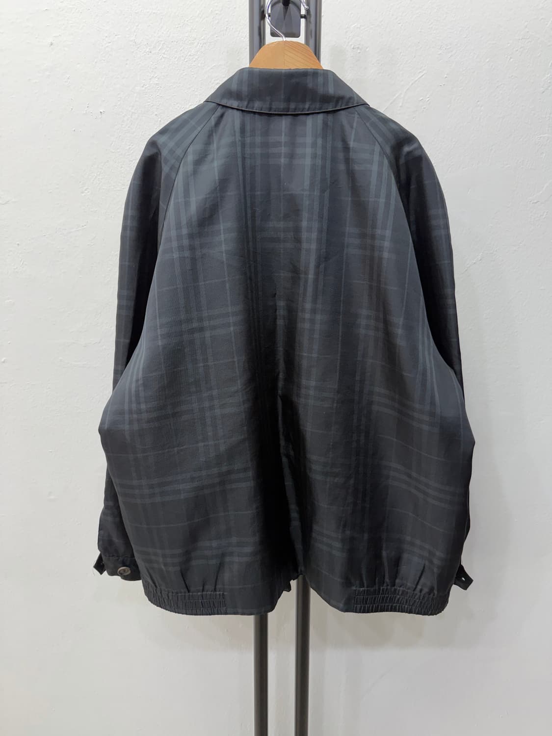 정품) 버버리 남성 블랙 체크 바람막이 자켓 L 상품이미지5
