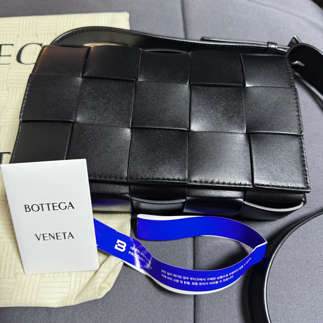 보테가베네타 카세트백 블랙 컬러 판매합니다. 상품이미지2