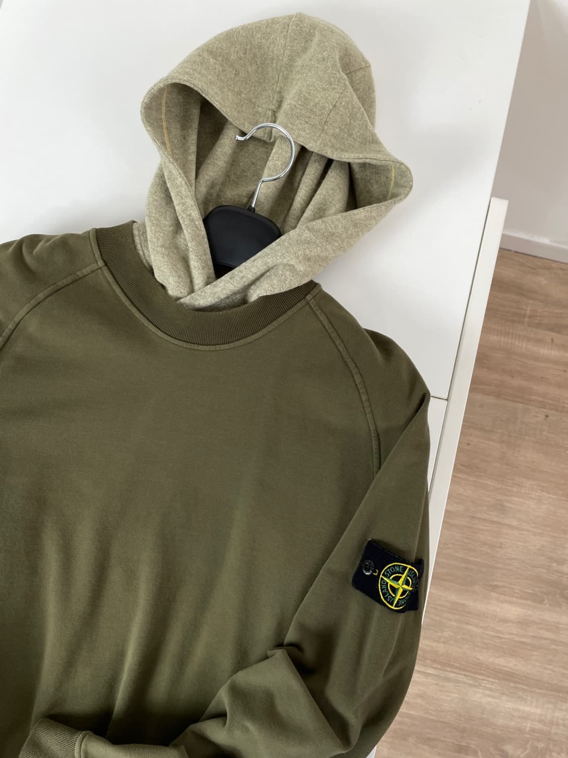 스톤 아일랜드 와펜 카키 맨투맨 상품이미지2