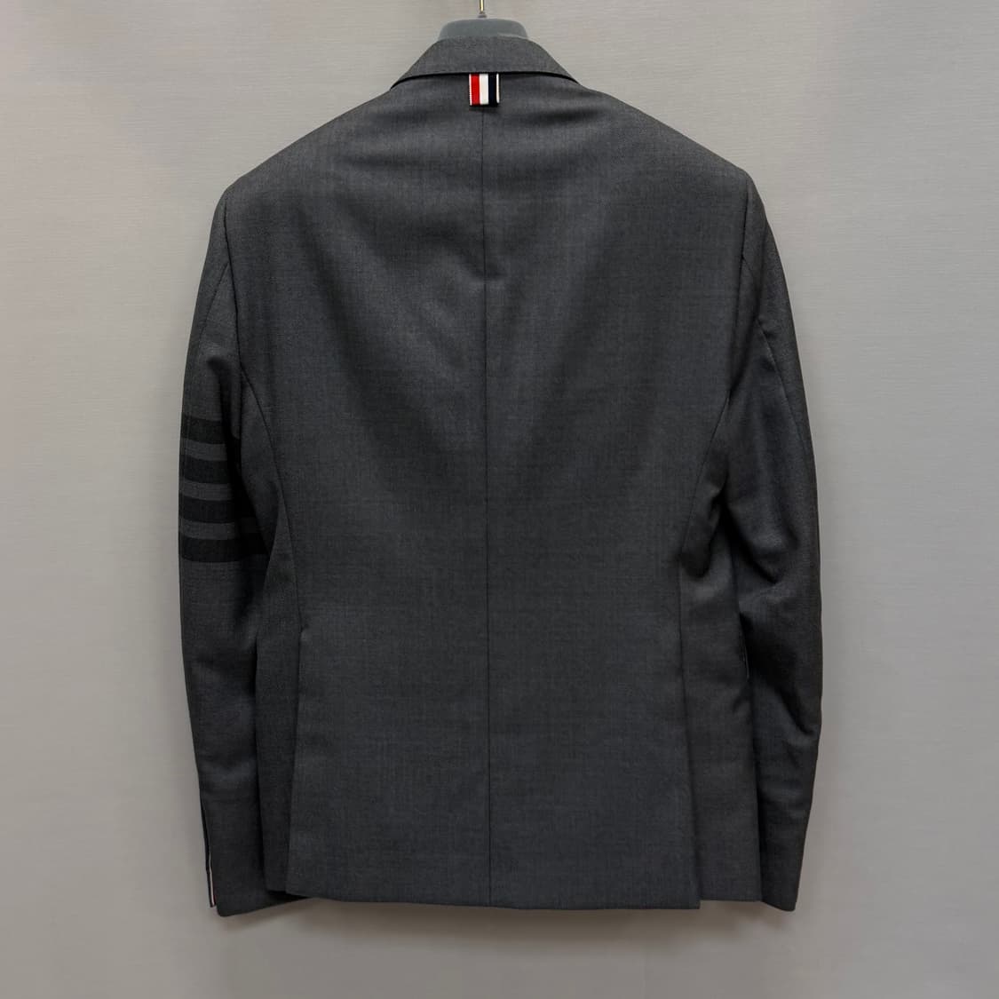 톰브라운 하이암홀 사선 블레이저 ( 100 34 ) 상품이미지5